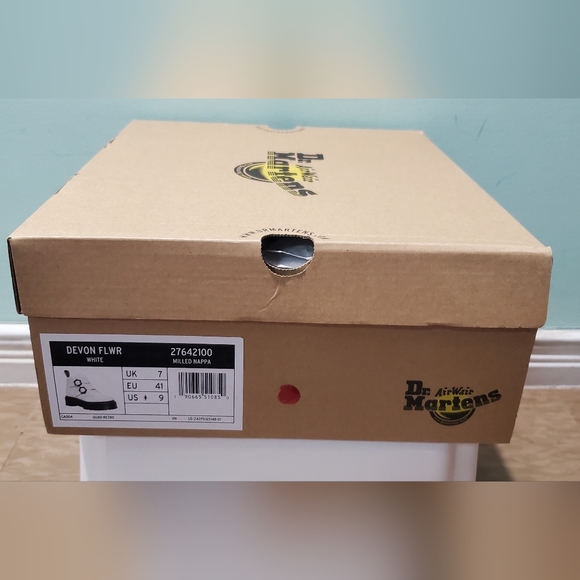 NIB DR. MARTENS Devon Flower Buckle White Leather Platform Boots Various Sizes - Picture 15 of 15